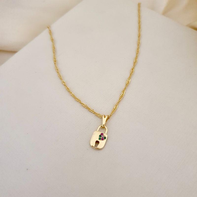 Colar pingente cadeado com zirconias coloridas