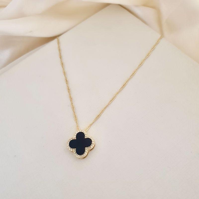 Colar pingente flor resina preta