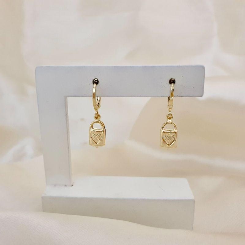 Brinco argola pingente cadeado