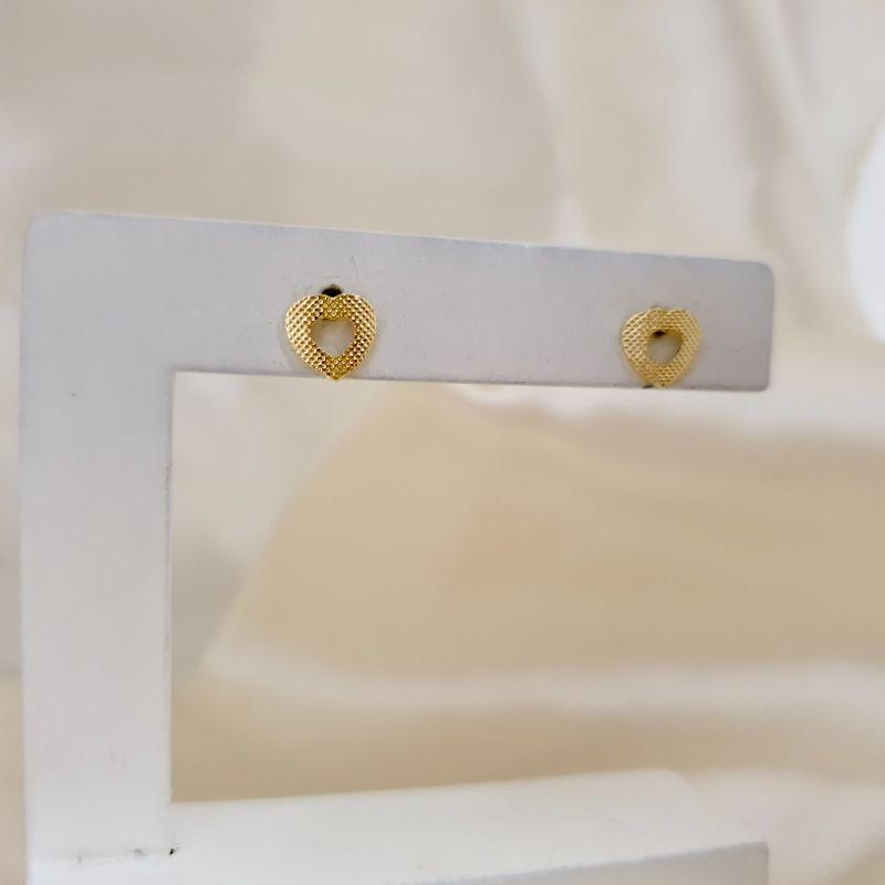 Brinco coração curvo fosco