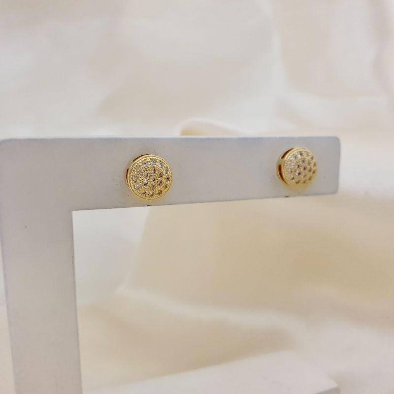 Brinco redondo cravejado zirconias