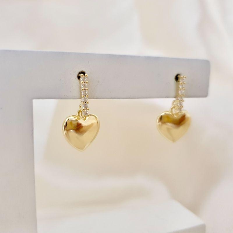 Brinco reto zirconias pingente coracao