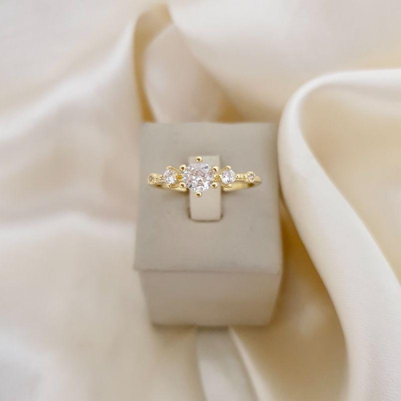 Anel pontos de luz zirconia, um maior e 4 menores