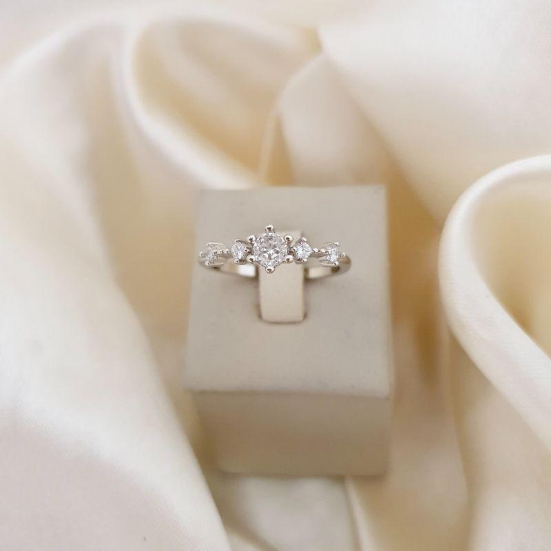 Anel ródio pontos de luz zirconia, um maior e 4 menores