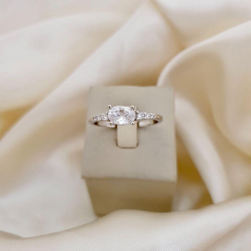 Anel rodio zirconia oval e aro cravejado zirconia