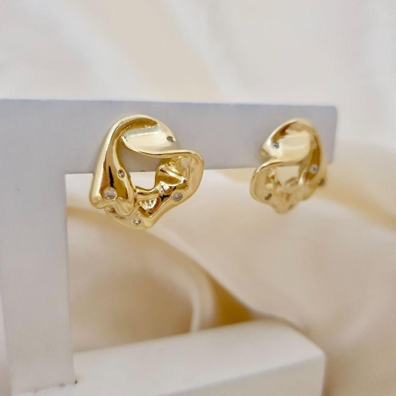 Brinco abstrato com zirconias cravejadas