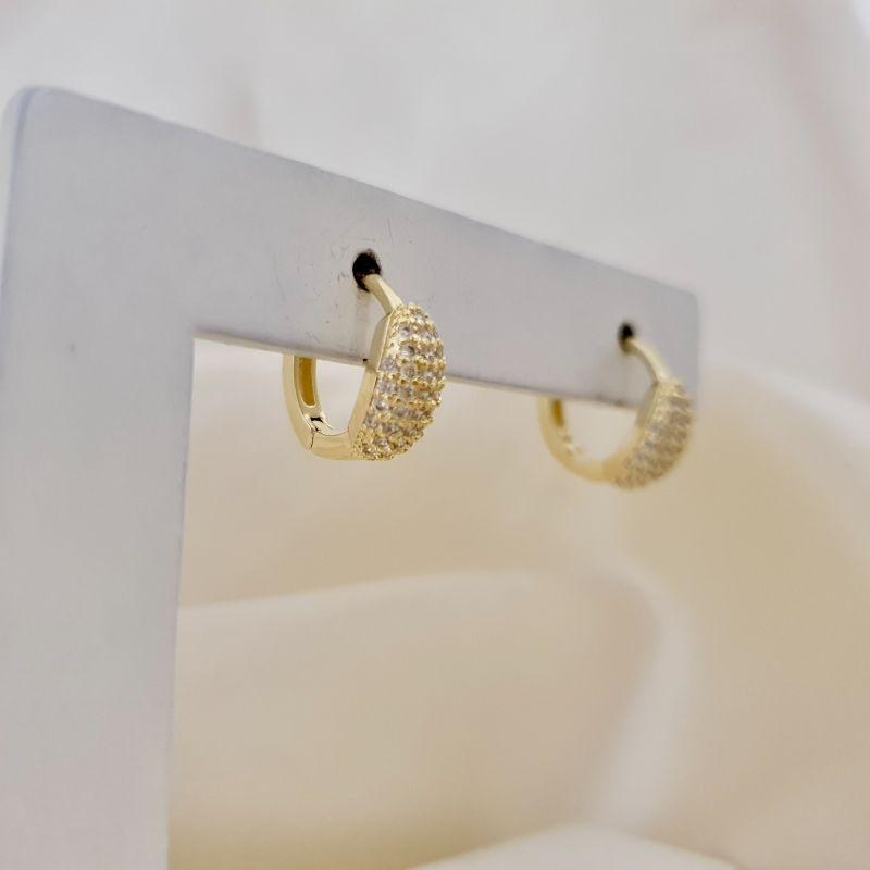 Brinco argola click oval cravejado zirconia