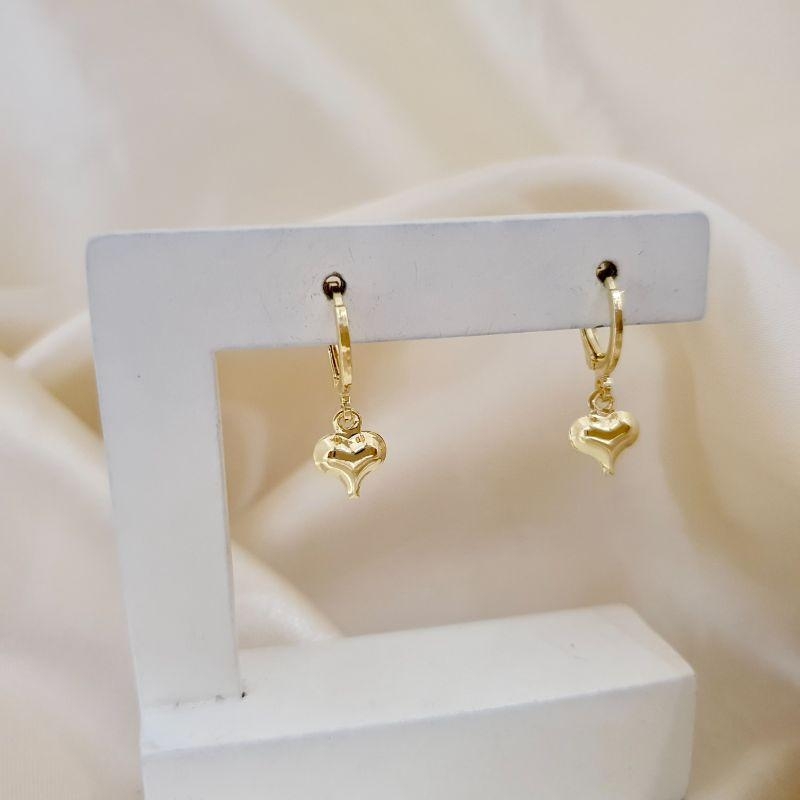 Brinco argola com pingente coracao