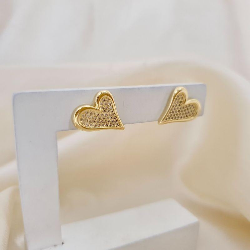 Brinco coracao de lado cravejado zirconia