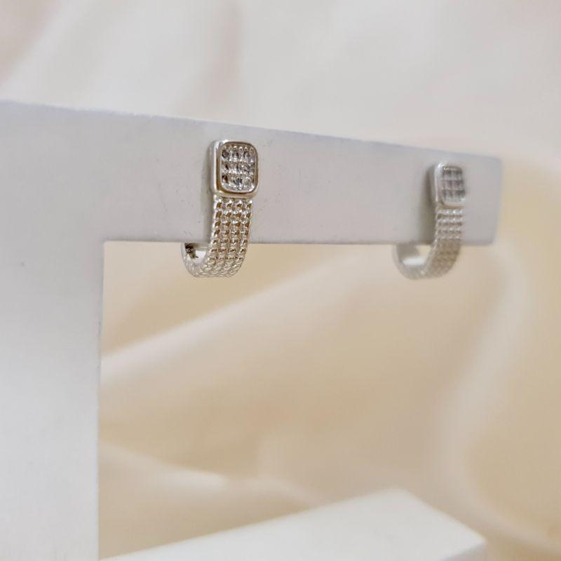 Brinco ródio ear hook quadrado zirconias e detalhe fosco