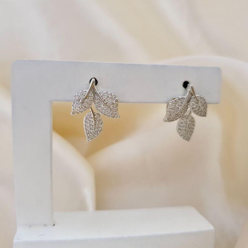 Brinco ródio folhas cravejadas zirconia