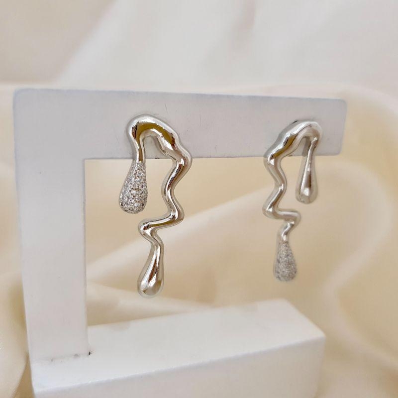 Brinco ródio formato abstrato com zirconia