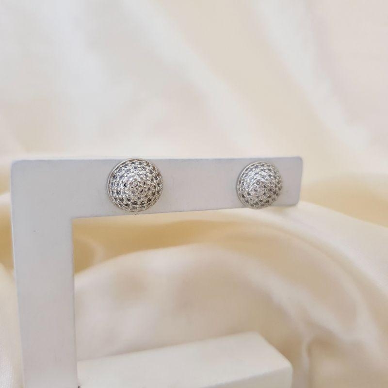 Brinco ródio meia bola cravejado zirconias