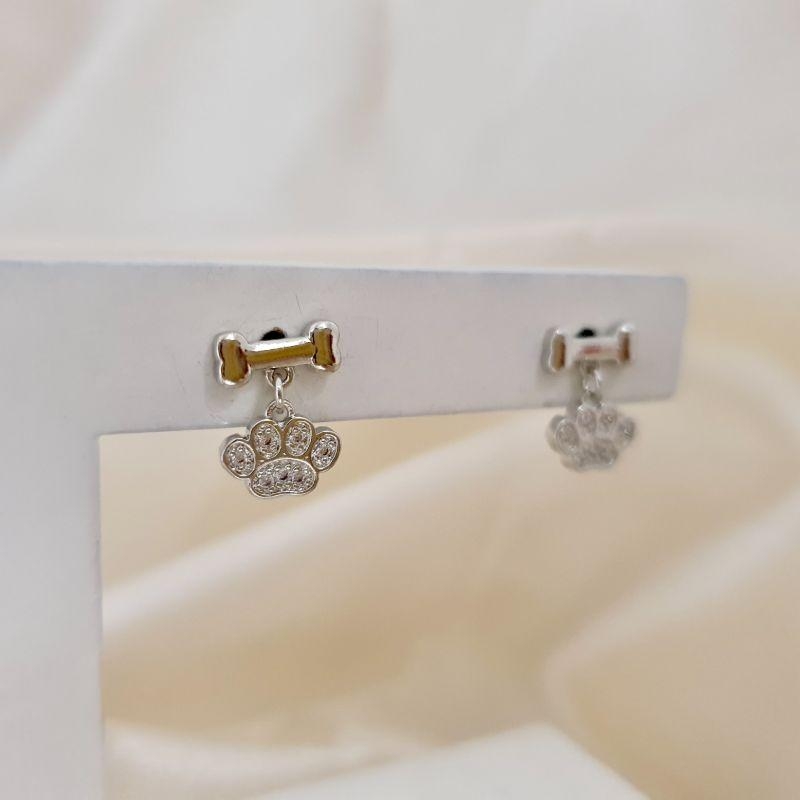 Brinco ródio osso pingente patinha zirconias