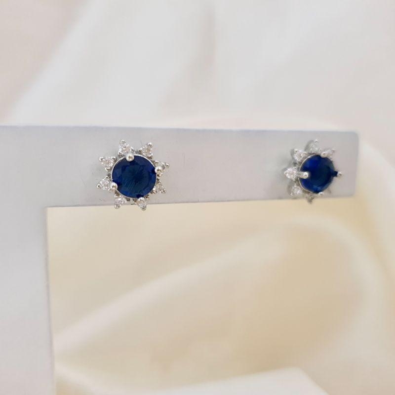 Brinco ródio zirconia azul e contorno zirconias