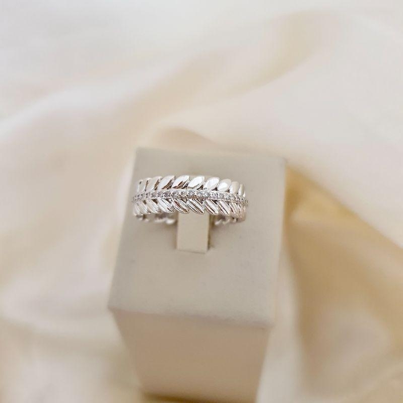 Anel ródio aro folhas e faixa com zirconias