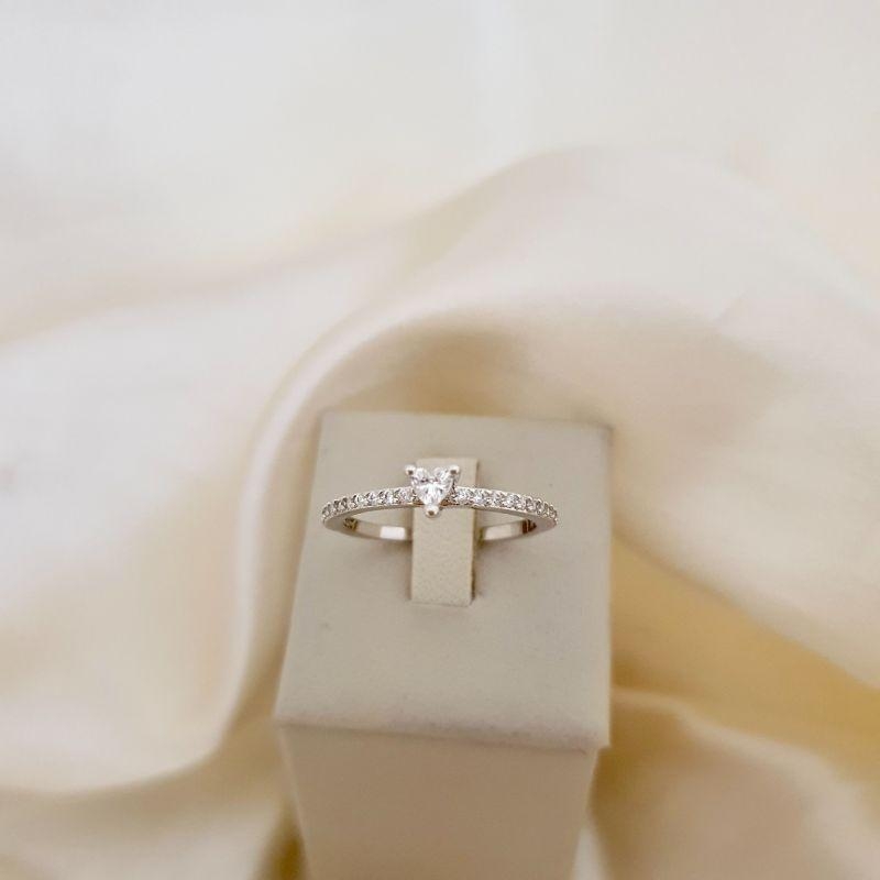 Anel ródio coracao zirconia e aro cravejado zirconia