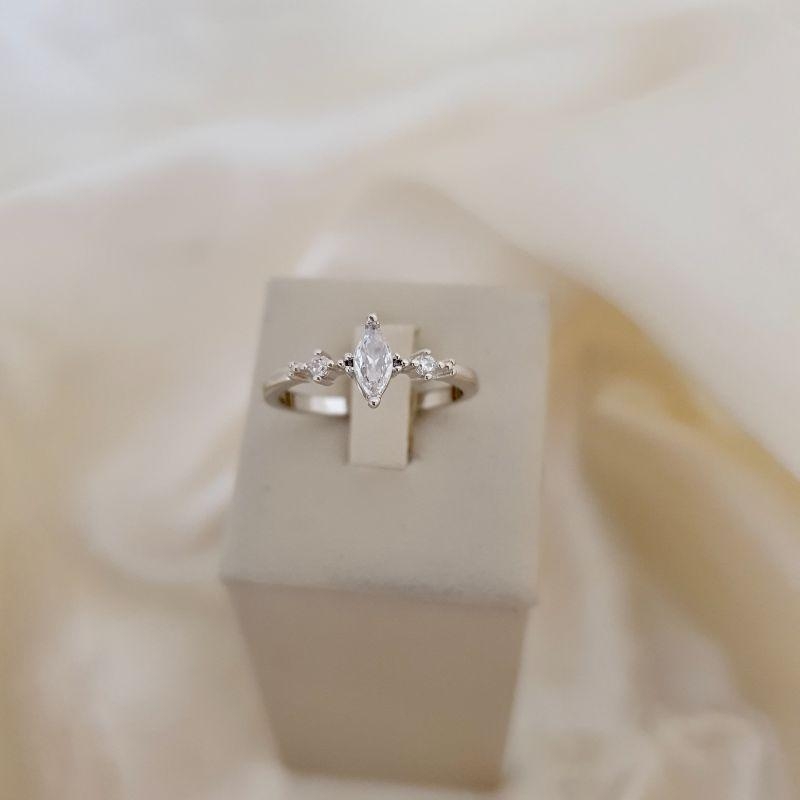 Anel ródio zirconia navete e pontos de luz zirconia