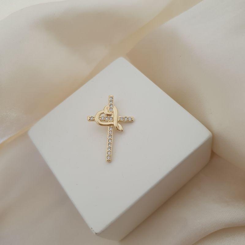 Pingente cruz cravejada zirconia com coração entrelaçado