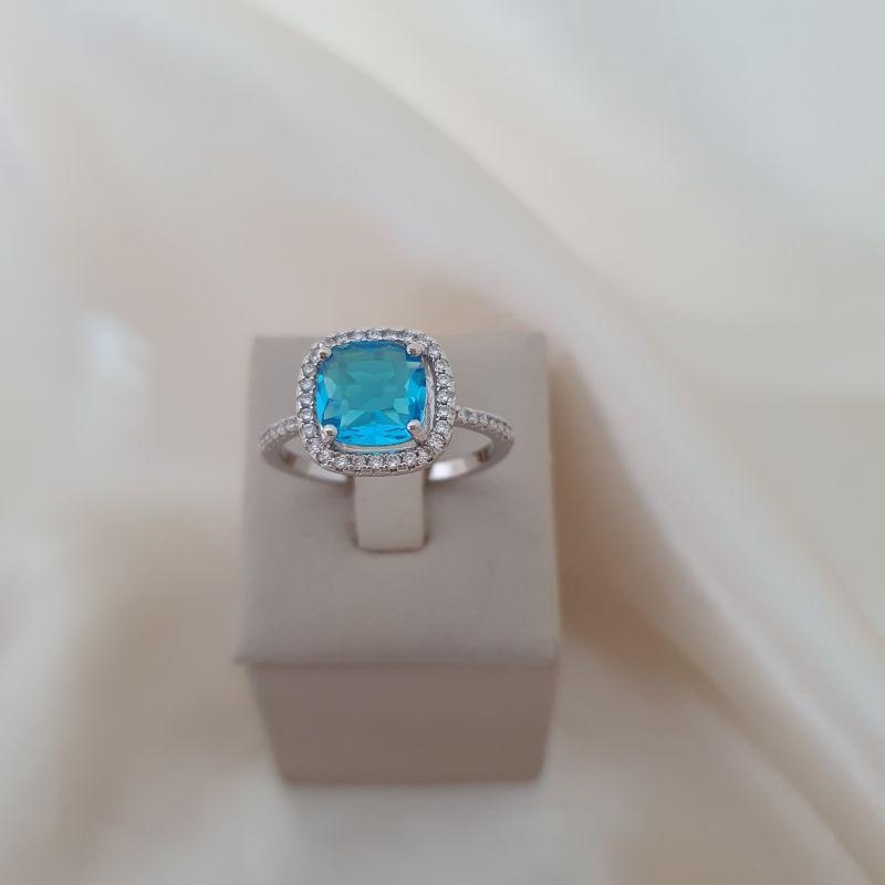 Anel ródio zirconia azul e contornos craveajdo zirconia