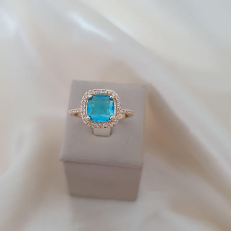 Anel zirconia azul e contornos craveajdo zirconia