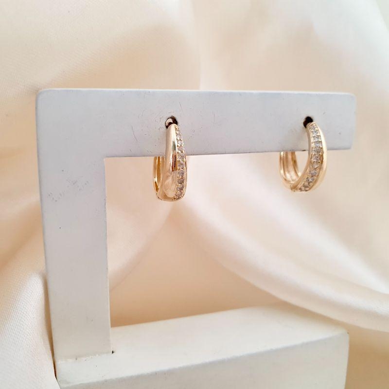 Brinco argola click com lateral cravejada zirconia