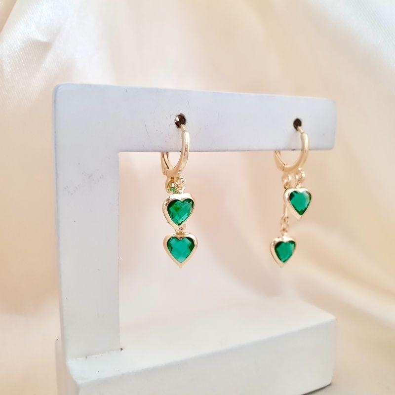 Brinco argola com pingente corações zirconia verde
