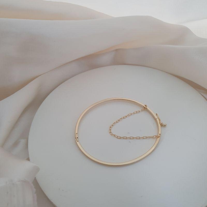 Bracelete com fechamento e trava de segurança