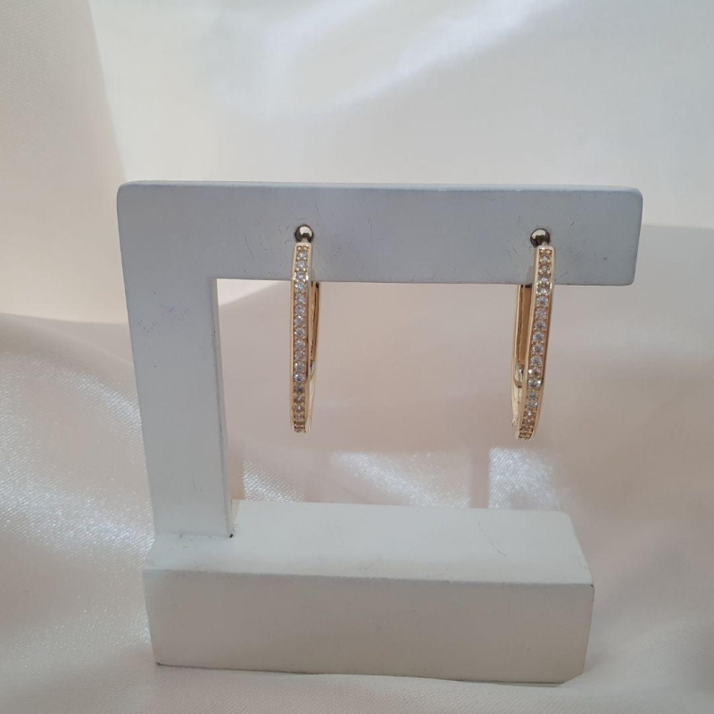 Brinco argola click oval cravejada zirconia