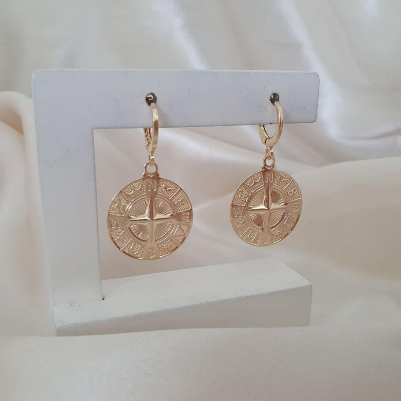 Brinco argola click medalha rosa dos ventos