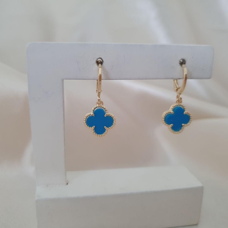 Brinco argola com pingente flor resina azul