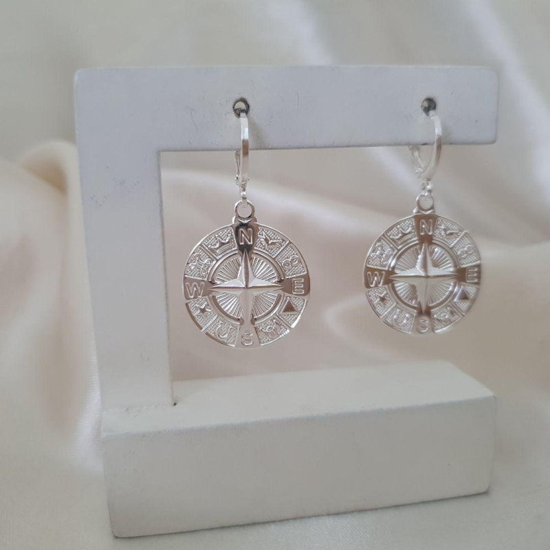 Brinco prata argola click medalha rosa dos ventos