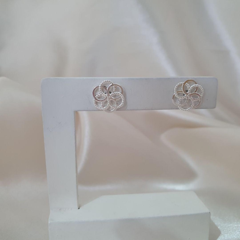 Brinco prata flor com detalhe fosco