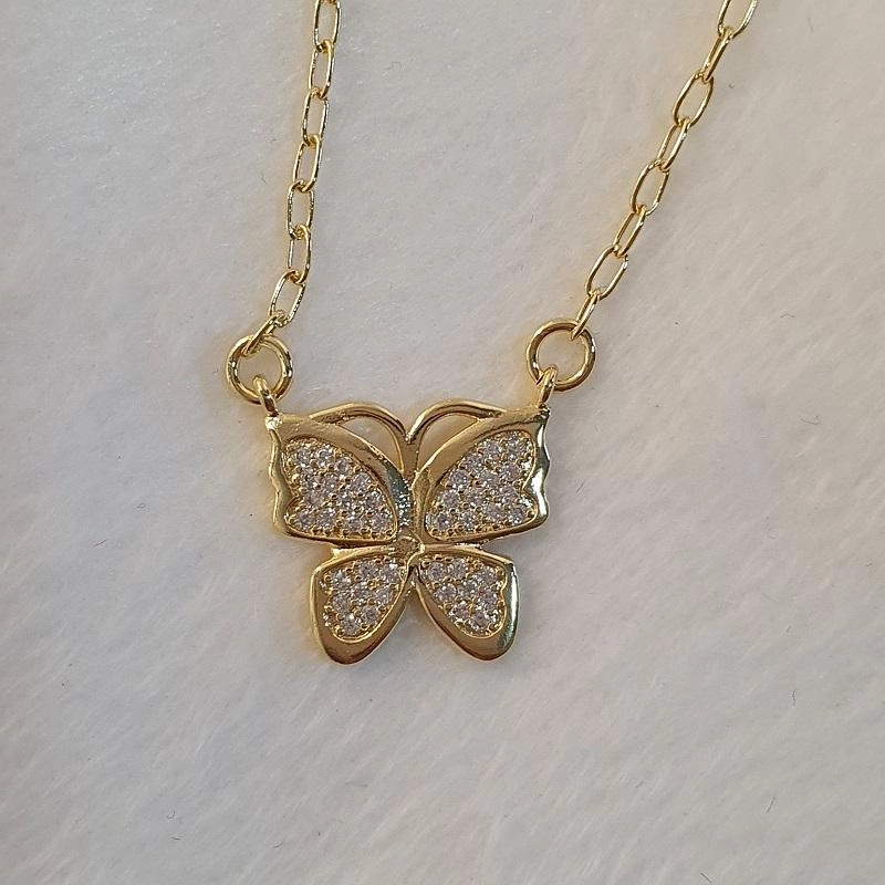 Colar com borboleta cravejada em zircônia