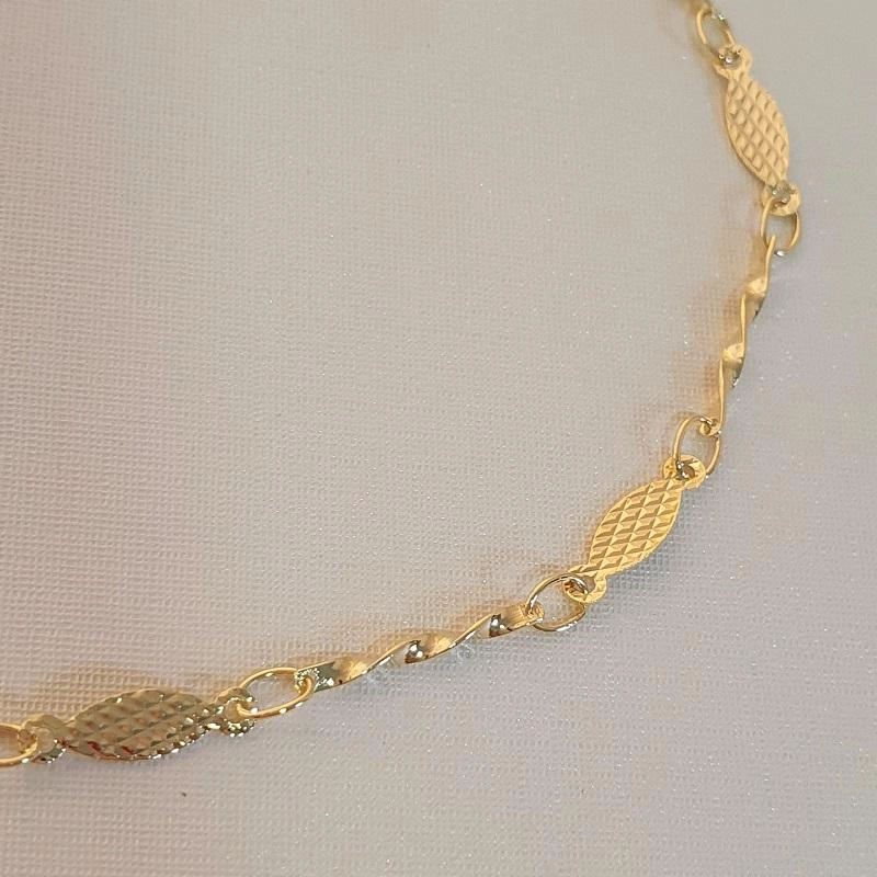 Choker com plaquinhas diamantadas