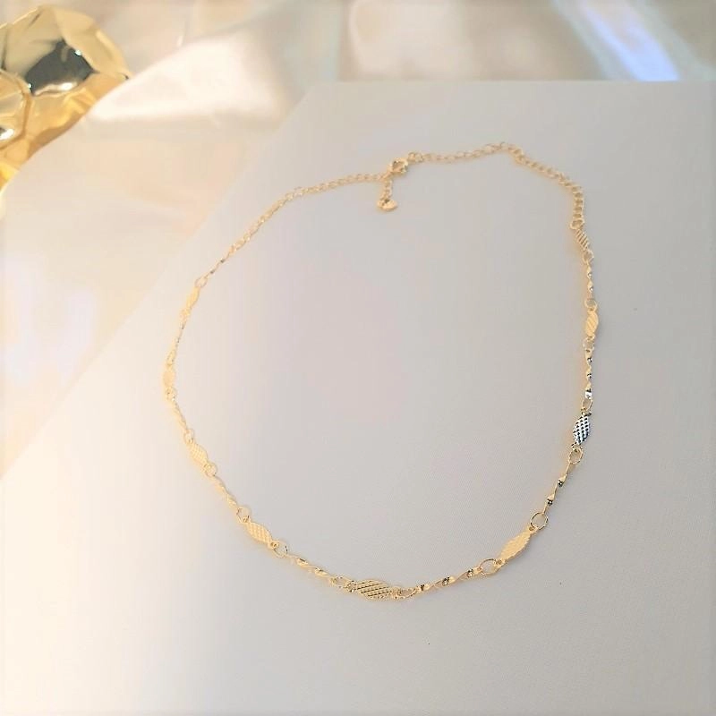 Choker com plaquinhas diamantadas