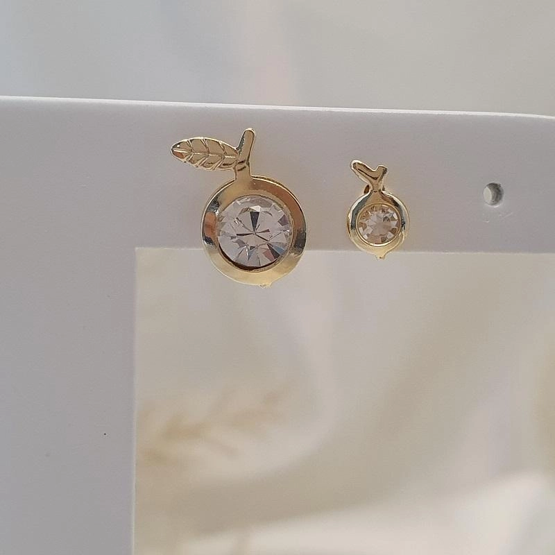Dupla de brincos em formato de maça com cristal