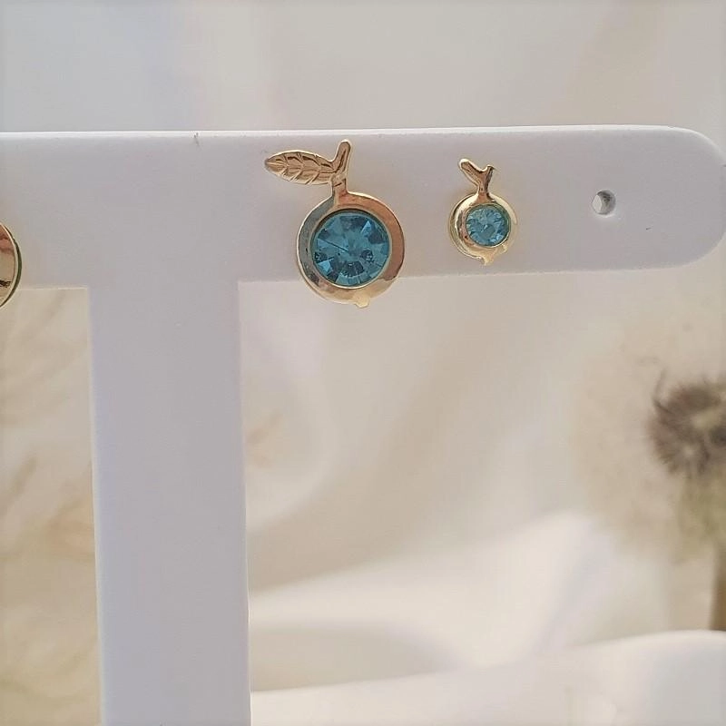 Dupla de brincos em formato de maça com cristal azul