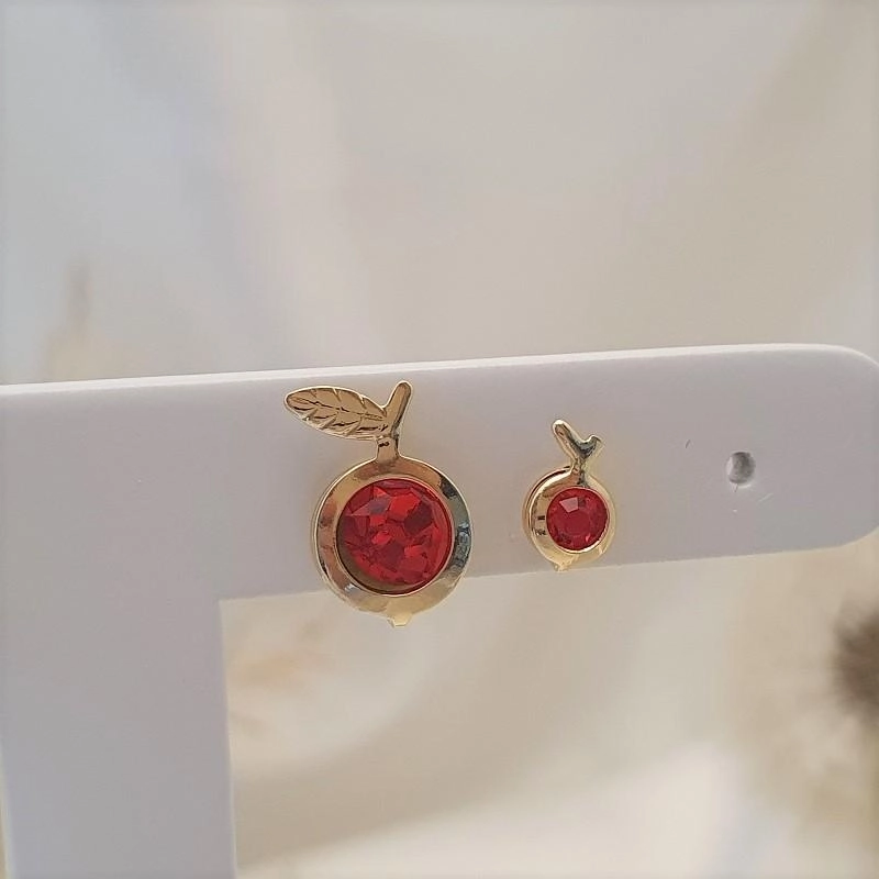 Dupla de brincos em formato de maça com cristal vermelho