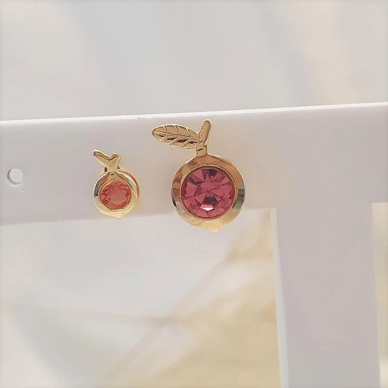 Dupla de brincos em formato de maça com cristal rosa