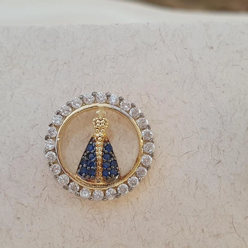 Brinco Nossa Senhora cravejado zircônia