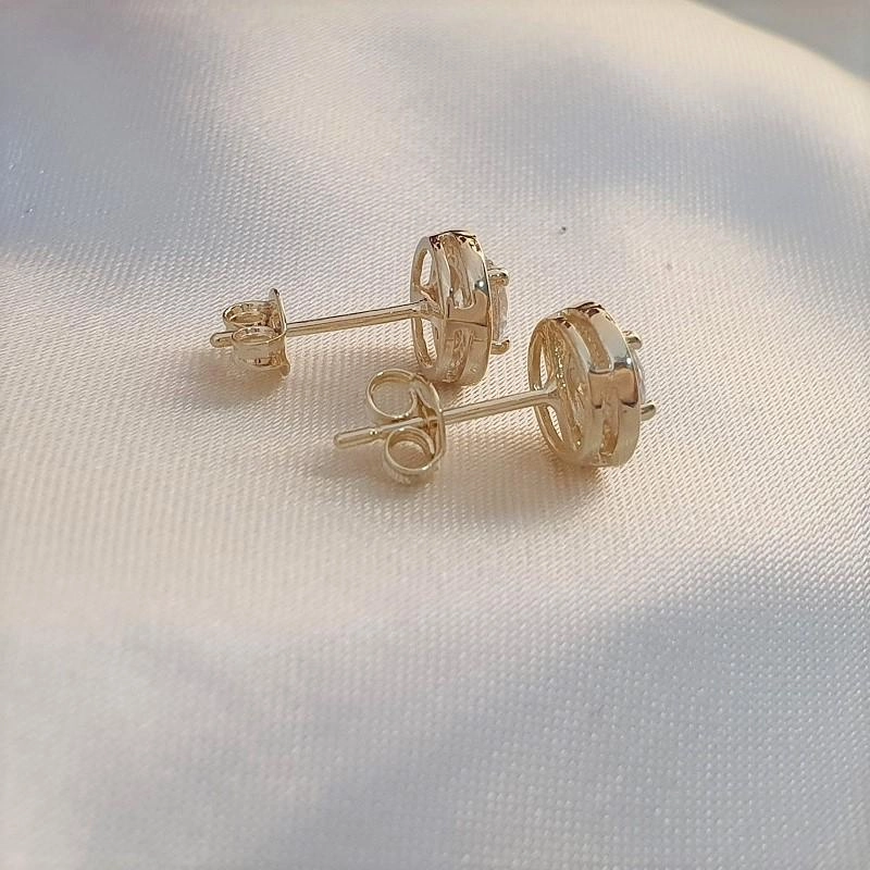Brinco redondo com zircônia de 5mm e microzircônias