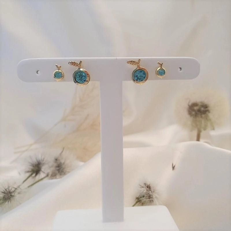 Dupla de brincos em formato de maça com cristal azul