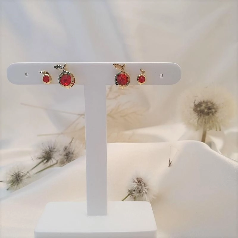 Dupla de brincos em formato de maça com cristal vermelho