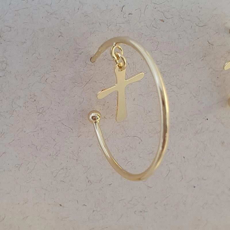 Brinco argola com pingente de cruz