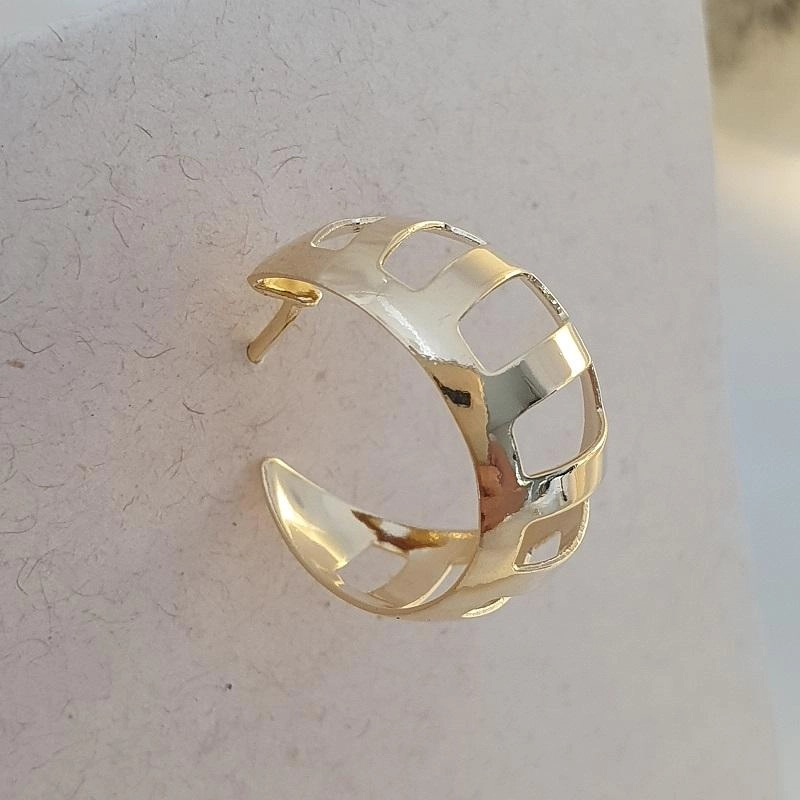 Brinco argola com detalhes vazados