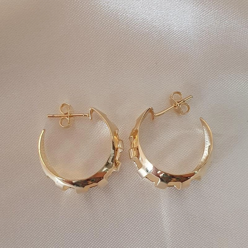 Brinco argola com detalhes vazados