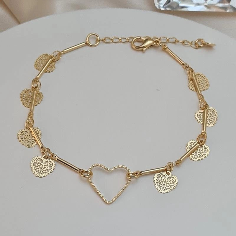 Pulseira com elo de coração, tubos e corações decorados