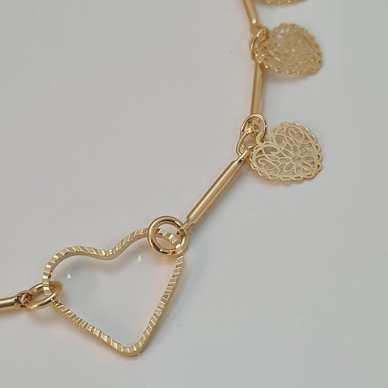 Pulseira com elo de coração, tubos e corações decorados