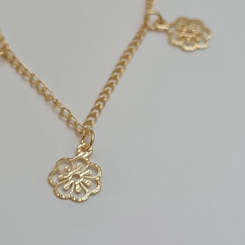 Pulseira com pingentes de flor